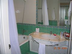 Только ржавая штанга для занавески в душе испортила впечатление